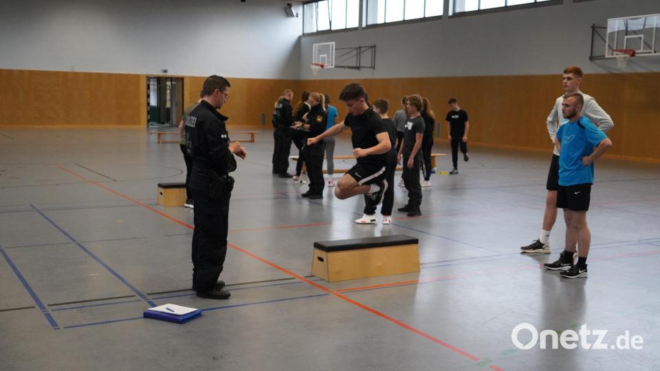 Unter anderem mussten sich die Teilnehmer beim Springen über eine Kleinbank beweisen. Bild: PP Oberpfalz/fb