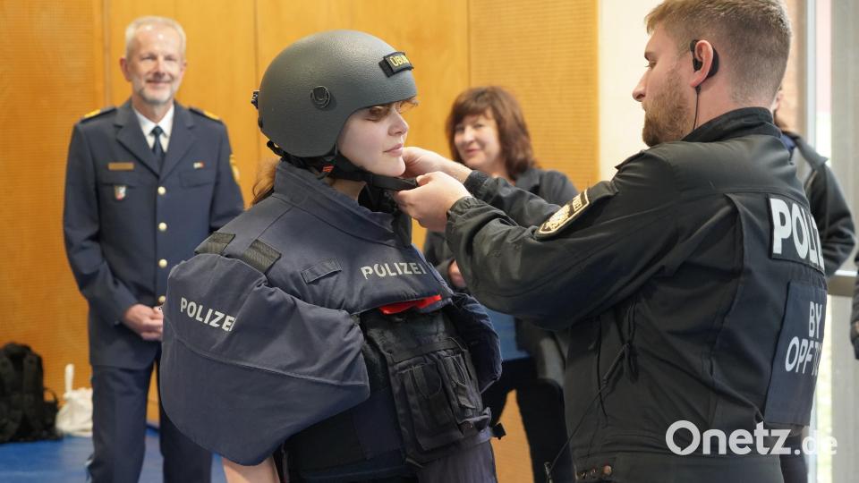 Die Interessierten schlüpften in die Ausrüstung. Bild: PP Oberpfalz/fb