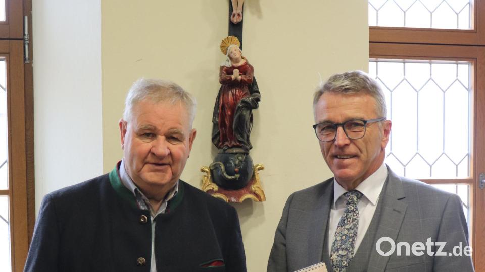 Bürgermeister Franz Stahl (rechts) und Eberhard Polland mit einer Ausgabe des neuen Kalenders. Bild: Stadt Tirschenreuth/exb