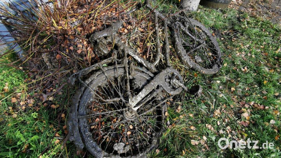 Im See taucht auch ein Fahrrad auf. Bild: gz
