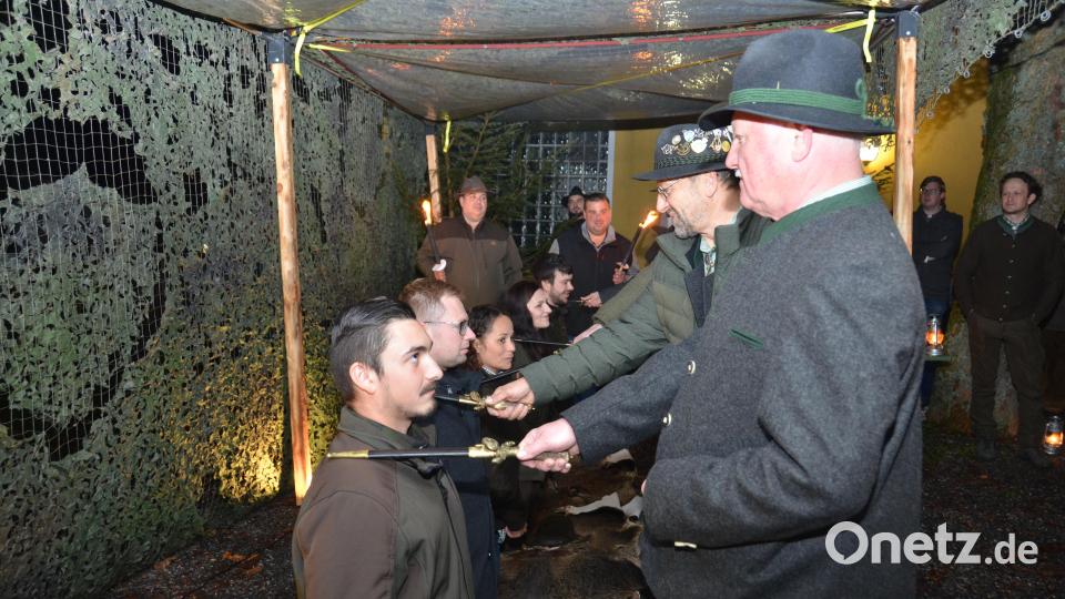 Der Jägerschlag ist eine uralte Zeremonie zur Aufnahme der Jungjäger in die Kreisgruppe. Am Hubertustag wurden heuer 13 Jungjäger auf diese Weise eingeführt. Bild: dob