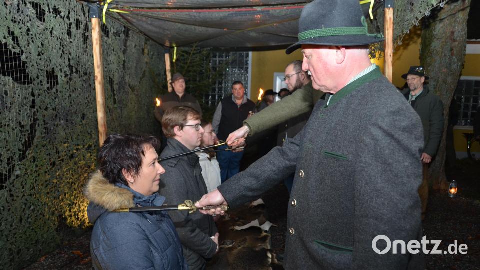 Sogar Mutter und Tochter wurden mit Birgit und Anna Scheuner aus Vohenstrauß in den Jägerreigen aufgenommen. In der Mitte Valentin Kellner aus Straßenhäuser. Bild: dob