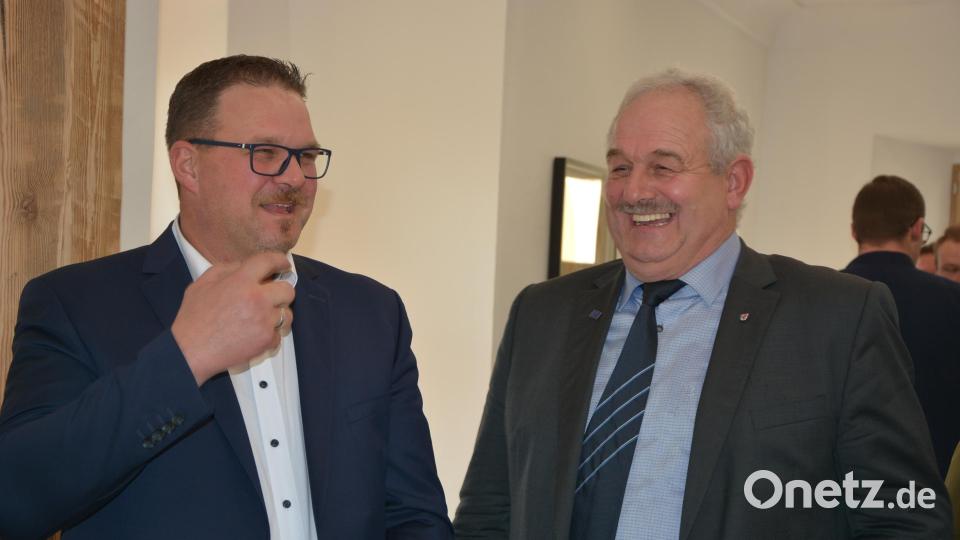 Die Bürgermeister Stephan Schübel (links) aus Pechbrunn und Johann Burger aus Leonberg hatten gute Laune. Bild: jr