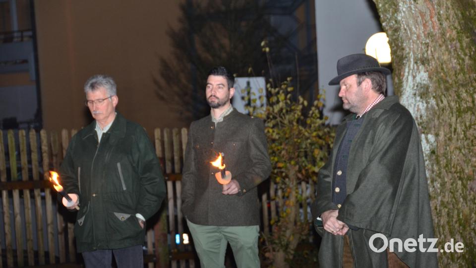 Vorsitzender Christian Ertl (rechts) feierte ebenfalls eine Premiere. Es war der erste Jägerschlag unter seinem Vorsitz im Freien. Bild: dob