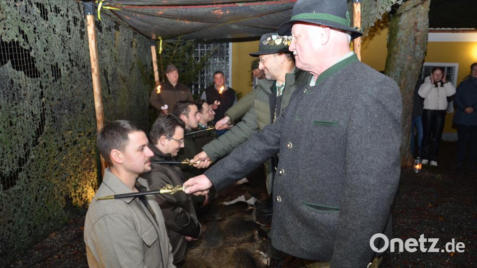 Besonders feierlich, der Jägerschlag. Ab sofort gehören die Jungjäger zur Kreisgruppe im Bayerischen Jagdverband. Bild: dob