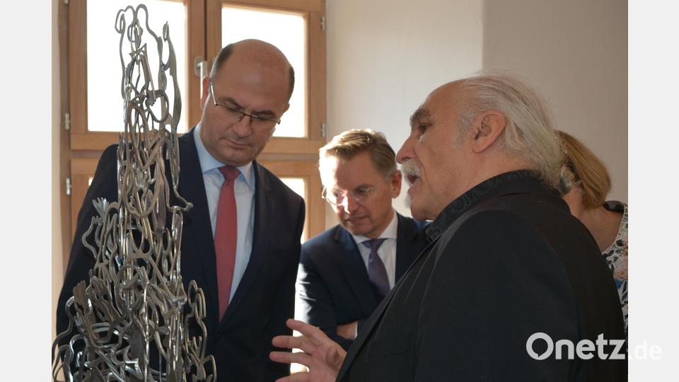 Jeff Beer (rechts) stellte Minister Albert Füracker seine Skulptur vor. Bild: jr
