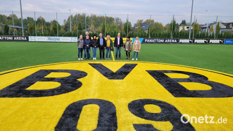 Die Fußballschule des ehemaligen Dortmund-Profis Lukasz Piszczek besuchten die Plößberger Gäste um Bürgermeister Lothar Müller. Bild: flt