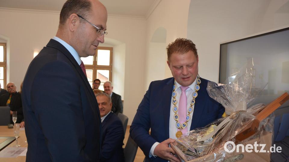 Bürgermeister Stefan Grillmeier (rechts) überreichte ein Zoiglpräsent an Minister Albert Füracker (links). Bild: jr