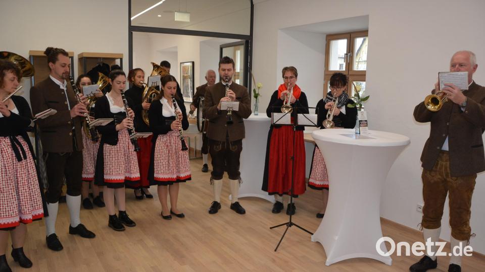 Die Mitterteicher Stadtkapelle spielte im Foyer des Obergeschosses auf. Bild: jr