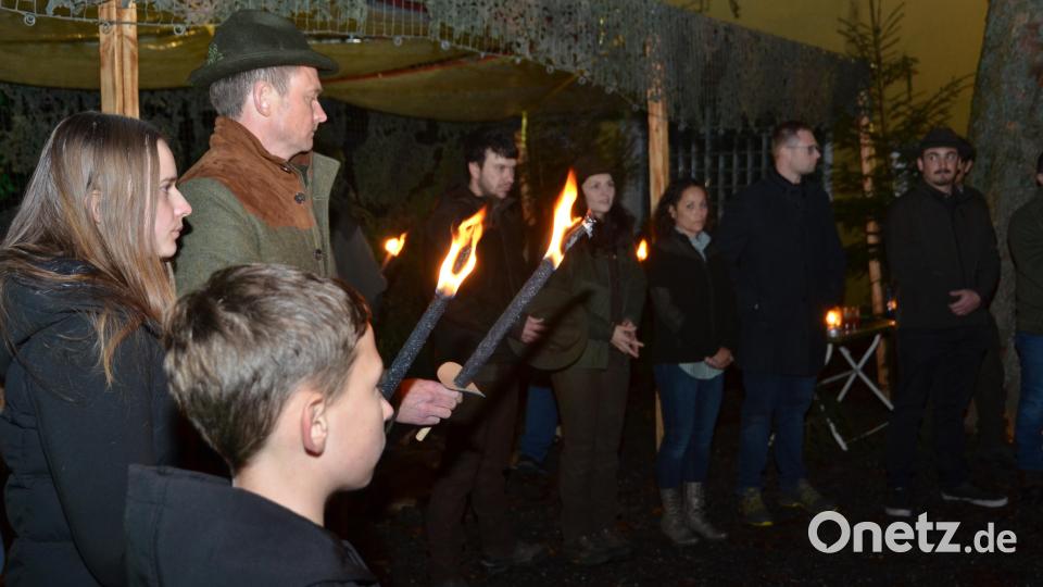 Mit Fackeln wurde der in einen Wald umfunktionierte &quot;Schübl&#039;adl&quot;-Biergarten erhellt. Bild: dob