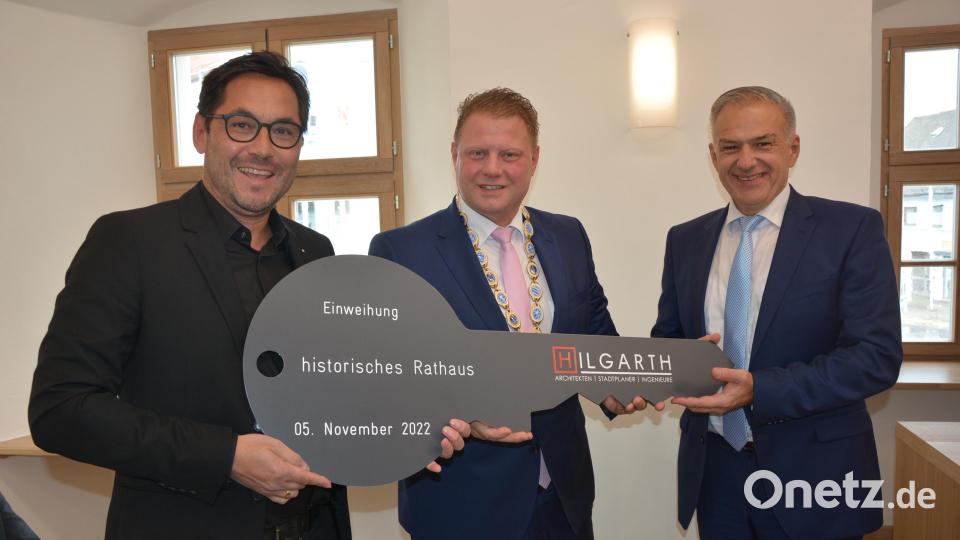 Architekt Peter Hilgarth (links) übergab symbolisch einen Schlüssel an Bürgermeister Stefan Grillmeier (Mitte) und Landrat Roland Grillmeier (rechts). Bild: jr