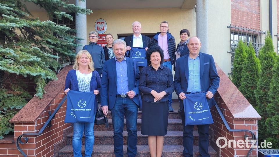 Die Vertreter der beiden Kommunen um die polnische Bürgermeisterin Gabriela Placha (vorne, Zweite von rechts) und Bürgermeister Lothar Müller (vorne, Zweiter von links) freuten sich, dass bereits Ende November der Gegenbesuch in Plößberg ansteht. Bild: flt