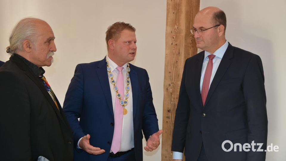 Künstler Jeff Beer (links) im Gespräch mit Bürgermeister Stefan Grillmeier (Mitte) und Minister Albert Füracker (rechts). Bild: jr