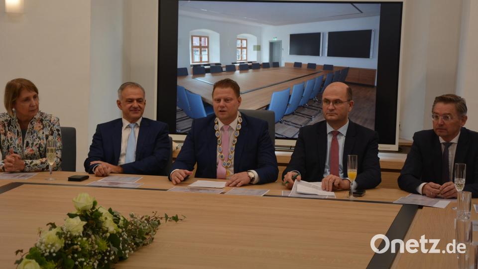 Der Festakt fand im neuen Sitzungssaal statt. Mit dabei waren (von links) Landtagsabgeordnete Annette Karl, Landrat Roland Grillmeier, Bürgermeister Stefan Grillmeier, Minister Albert Füracker und Landtagsabgeordneter Tobias Reiß. Bild: jr