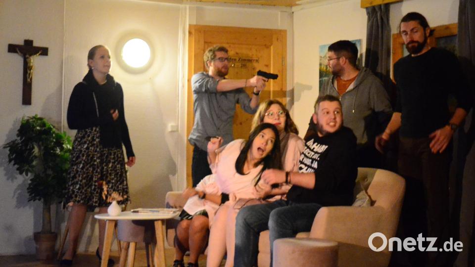 &quot;Flossen hoch!&quot; Jetzt wird&#039;s aber eng für die Turteltauben im neuen Theaterstück der &quot;Weidner Komödiens&quot;. Bild: Kunz