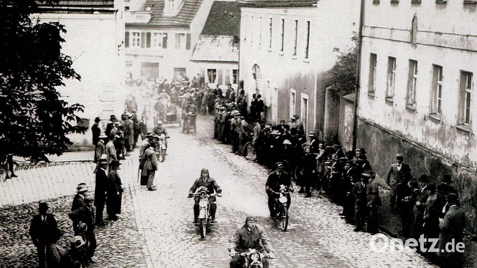 Das Kalenderblatt März zeigt einen Motorradkorso auf dem heutigen Luitpoldplatz im Jahr 1934. Bild: Archiv Birgit Lauterbach/exb
