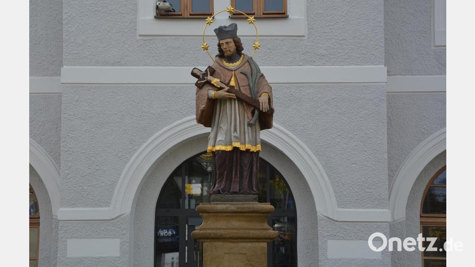 Die sanierte Statue des heiligen Nepomuk vor dem Historischen Rathaus. Bild: jr