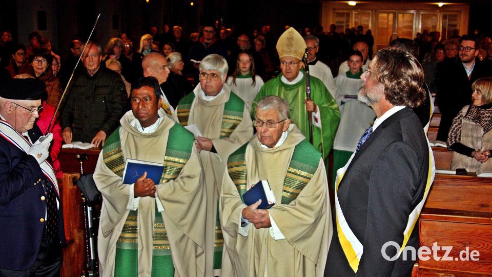 Bischof Rudolf Voderholzer (grünes Gewand) zieht mit den weiteren Pfarrern, Ministranten und den &quot;Knights of Columbus&quot; in die St. Elisabethkirche in Weiden ein. Bild: R. Kreuzer