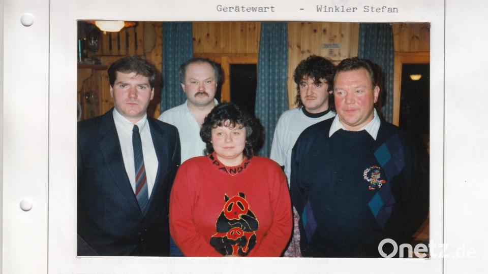 Blick ins Vereinsarchiv: Die Vorstandschaft 1993 mit (von links) Vorsitzender Alfons Scherle, Jugendwart Alfred Braun, Schriftführerin Petra Scherle, Gerätewart Stefan Winkler, Übungswart Max Eichner. Bild: ak