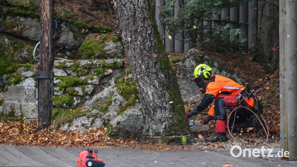 Die Arbeiter in Montur auf der Felsenbühne. Bild: Florian Miedl/fph