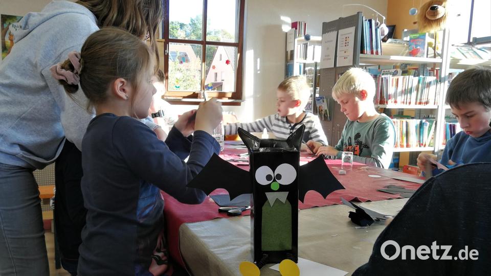Ein Riesenspaß: Grundschüler basteln in der Flossenbürger Gemeindebücherei aus Tetrapacks Fledermaus-Laternen.. Bild: Wolf/exb