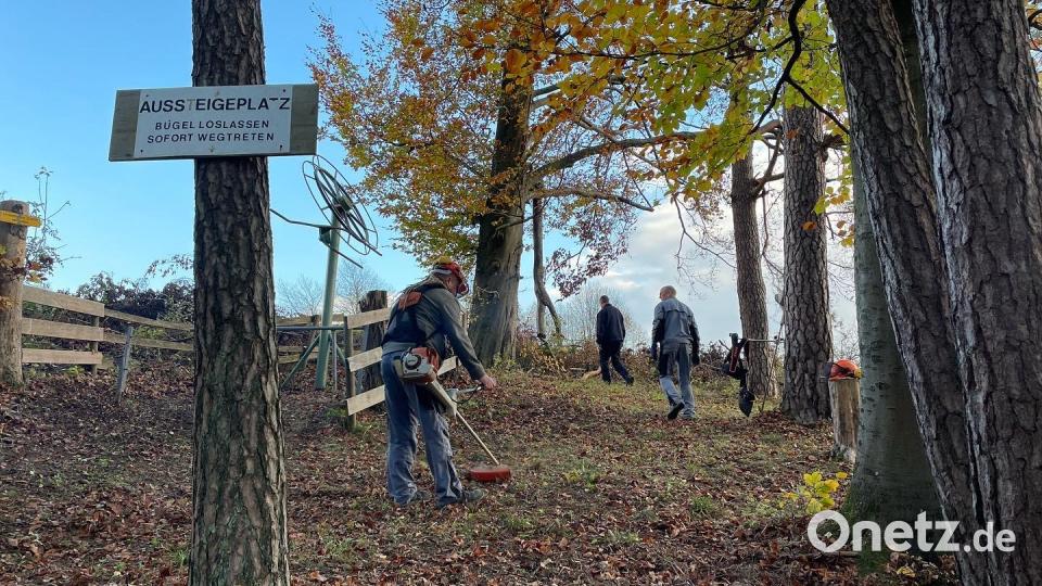 Startklar machen den Lift in Eschenfelden Gemeinderäte und engagierte Bürger Bild: lei