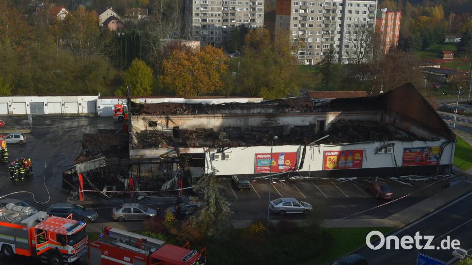 Feuerwehrfahrzeuge stehen vor einem Penny-Markt in Chodov, der durch ein Feuer in den frühen Morgenstunden fast vollständig zerstört wurde. Das Feuer ist ausgebrochen, bevor das Geschäft geöffnet hat. Bild: Kube Slavomír/CTK/dpa