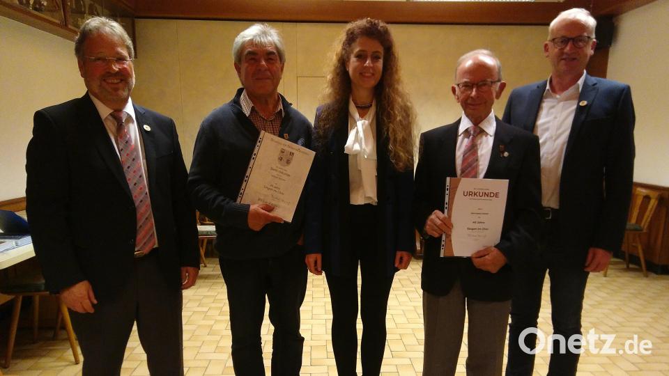 Auf 40 Jahre aktives Sängerleben beim MGV Hahnbach können Gerhard Schmid (Zweiter von links) und Hermann Horst (Zweiter von rechts) zurückblicken. Der neue Vorsitzende Rudi See (links), Chorleiterin Jana Müller und Bürgermeister Bernhard Lindner gratulierten. Bild: mma