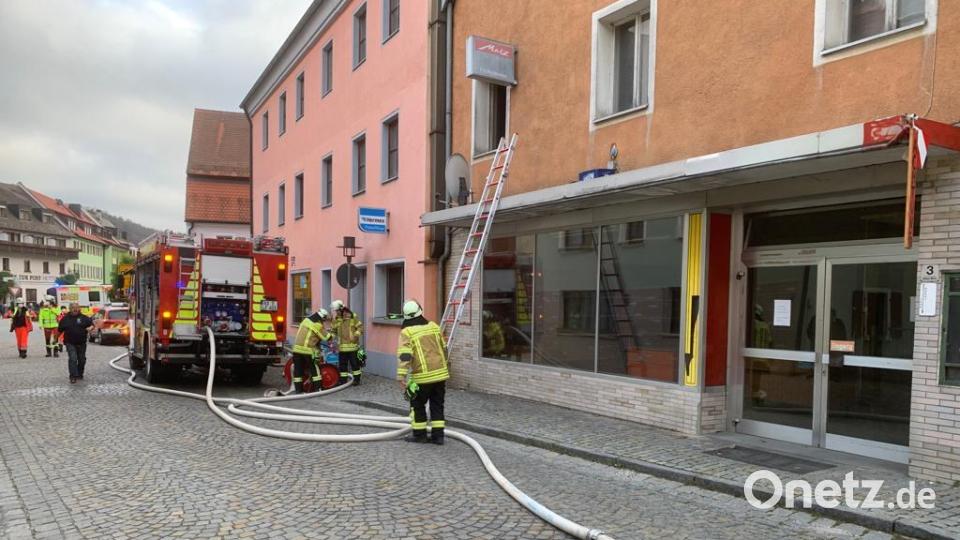 Über eine Steckleiter rettete die Feuerwehr eine Person von einem Vordach Symbolbild: lei
