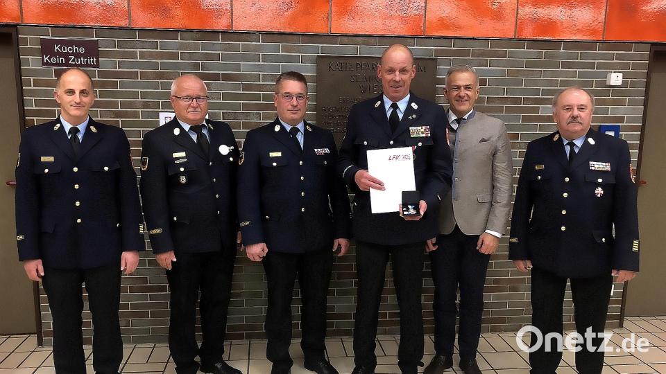Franz Bauernfeinds (Dritter von links) langjährigen Verdienste würdigte der Landesfeuerwehrverband Bayern mit dem Ehrenkreuz in Silber. Dem Mitterteicher gratulierten (von rechts) KBR Andreas Wührl, Landrat Roland Grillmeier, KBI Stefan Gleißner, KBI Otto Braunreuther und KBI Klaus Schicker Bild: wro