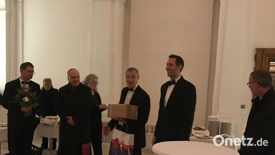 Nach dem Konzert wurden Gastgeschenke ausgetauscht – von links Kirchenmusikdirektor Andreas Sagstetter, Bischof Dr. Rudolf Voderholzer, &quot;Rastislav&quot;-Sprecher Vítek Martinásek, Übersetzer Dalibor Ševčík sowie Stadtpfarrer Dr. Thomas Vogl. Im Hintergrund (von links) Carola Thoma und Maria Sagstetter. Bild: Martina Grillmeier/exb