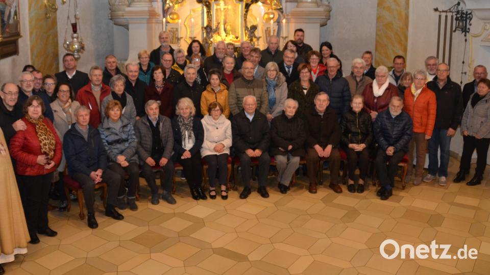 Diese 28 Ehepaare feiern 60, 50, 40 und 30 gemeinsame Jahre. Dekan Alexander Hösl (links) gratuliert den Paaren zu dieser langen gemeinsamen Zeit. Bild: dob