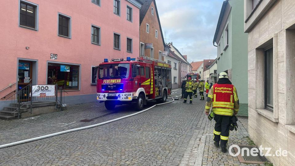 Direkt neben der Bäckerei Roth war die Einsatzstelle, die Einsatzleitung hatte Marco Specht (rechts im Bild). Bild: lei