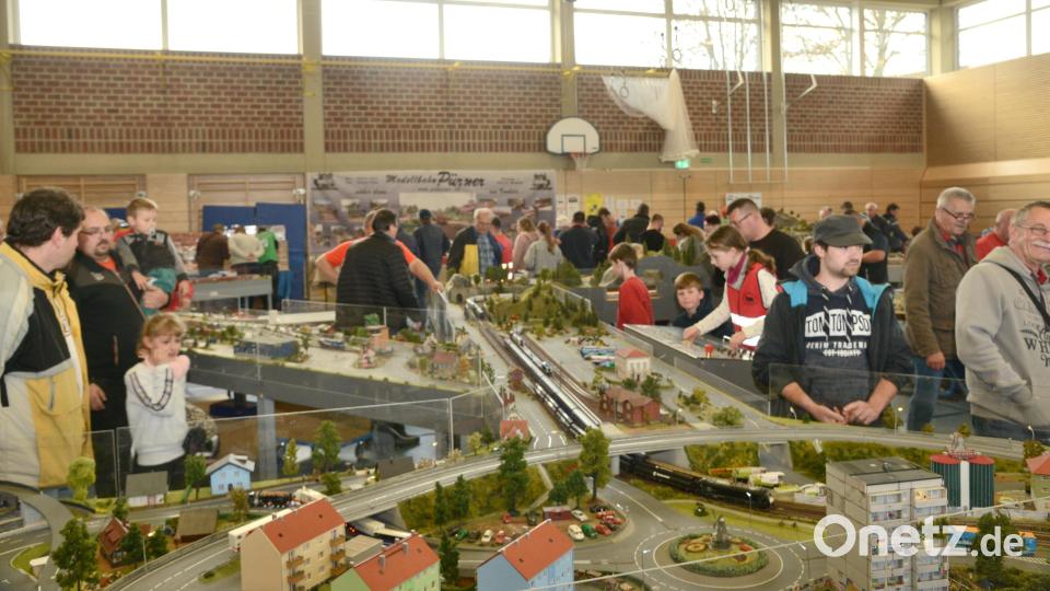 Reger &quot;Zugverkehr&quot; herrscht bei der Modellbahnausstellung in Windischeschenbach in der Mehrzweckhalle. Bei einer Modellbaubörse wird viel Zubehör für die Errichtung neuer Anlagen angeboten. Bild: bey