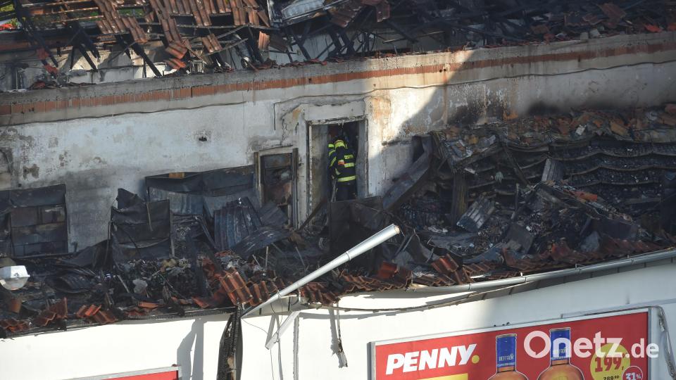 Feuerwehrfahrzeuge stehen vor einem Penny-Markt in Chodov, der durch ein Feuer in den frühen Morgenstunden fast vollständig zerstört wurde. Das Feuer ist ausgebrochen, bevor das Geschäft geöffnet hat. Bild: Kube Slavomír/CTK/dpa