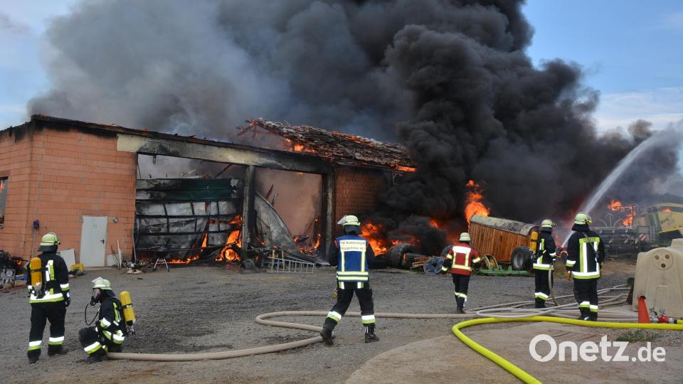 Dies war einer der größten Einsätze für die Feuerwehren im Landkreis Tirschenreuth in diesem Jahr: Der Großbrand auf einem landwirtschaftlichen Anwesen in Neudorf bei Konnersreuth hatte einen Schaden in Millionenhöhe verursacht. Rund 200 Feuerwehrkräfte waren am Montagabend, 25. Juli, im Einsatz. Archivbild: jr