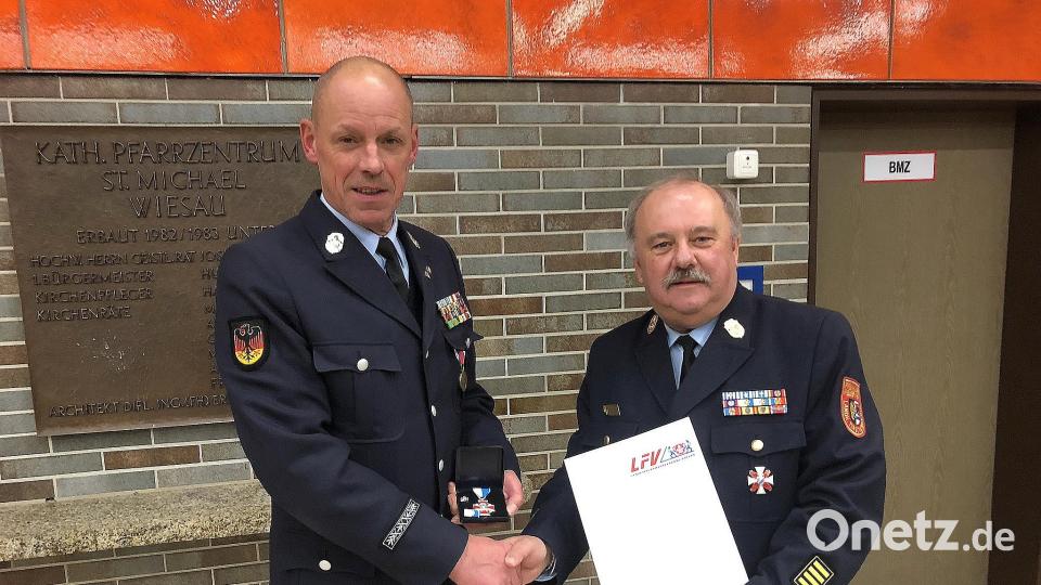 Im Namen des Landesfeuerwehrverbandes Bayern überreichte Kreisbrandrat Andreas Wührl (rechts) das Ehrenkreuz in Silber an den Kommandanten der Feuerwehr Mitterteich, Franz Bauernfeind . Bild: wro