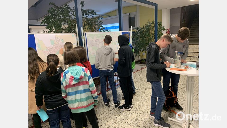 Mehr als 60 Jugendliche waren gekommen und nutzen ihre Chance, die Zukunft Poppenrichts aktiv mitzugestalten. Bild: Katja Stiegler/exb