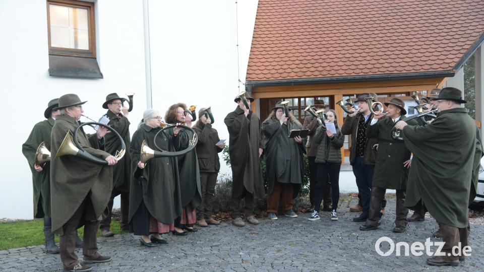 Die Jagdnornbläsergruppe des Kreisverbandes Weiden-Neustadt kündigt den Auftakt des Hubertustages an. Bild: bey