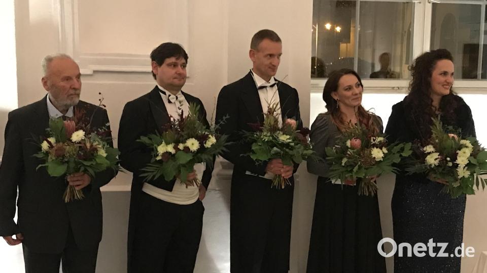Beim Empfang in der Aula des Kloster im Anschluss an das Konzert gab es Blumen für &quot;Rastislav&quot;-Chef Jaroslav Martinásek und für die Solisten Tomáš Kořínek (Tenor), und David Szendiuch (Bass), Jana Šrejma Kačírková (Sopran), Václava Krejčí Housková (Alt). Bild: Martina Grillmeier/exb