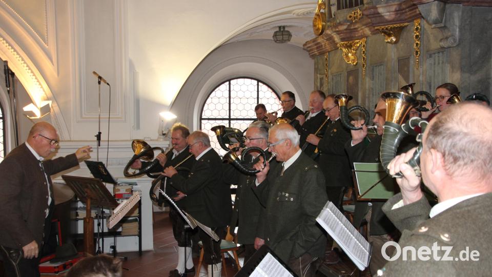 Das Jagdhornbläsercorps der BJV-Kreisgruppe Tirschenreuth unter der Leitung von Hornmeister Franz P. Dotzauer (links) umrahmt am Sonntag die Hubertusmesse in der Stadtpfarrkirche. Bild: kro