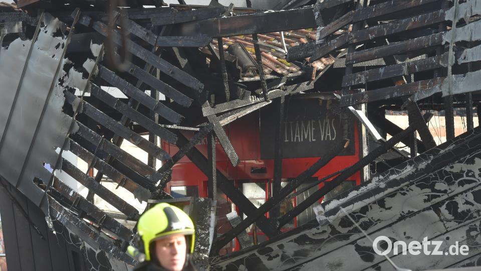 Feuerwehrfahrzeuge stehen vor einem Penny-Markt in Chodov, der durch ein Feuer in den frühen Morgenstunden fast vollständig zerstört wurde. Das Feuer ist ausgebrochen, bevor das Geschäft geöffnet hat. Bild: Kube Slavomír/CTK/dpa