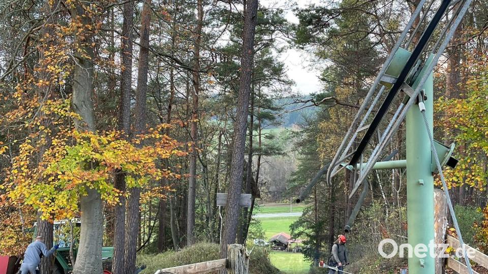 Startklar machen den Lift in Eschenfelden Gemeinderäte und engagierte Bürger Bild: lei