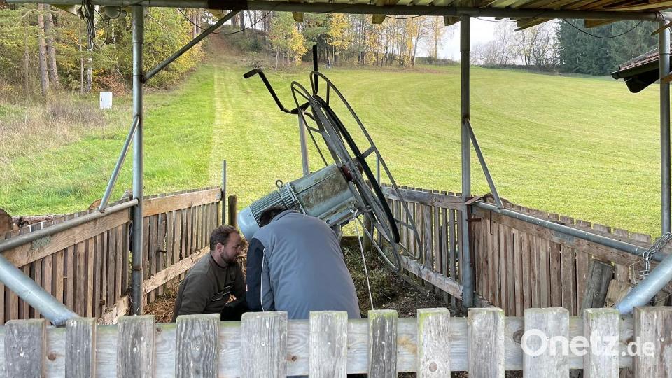 Beim Lift muss nur noch das neue Stahlseil aufgezogen werden, dann sind die Vorbereitungen abgeschlossen. Bild: lei