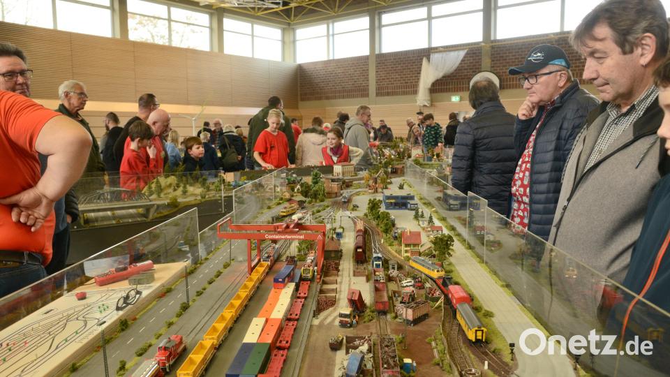 Reger &quot;Zugverkehr&quot; herrscht bei der Modellbahnausstellung in Windischeschenbach in der Mehrzweckhalle. Bei einer Modellbaubörse wird viel Zubehör für die Errichtung neuer Anlagen angeboten. Bild: bey