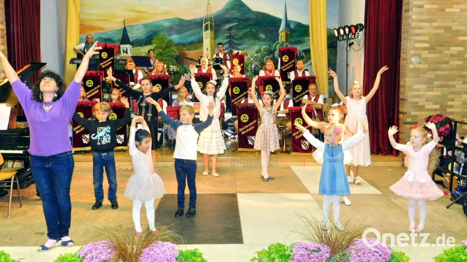 Mädchen zwischen vier und 14 Jahren bildet Viola Fabretti (links) seit September im Ballett aus. Zur „Rose di Algambre“ hatten zehn angehende Primaballerinas und Primaballerinos eine eigene Choreographie einstudiert. Bild: whü