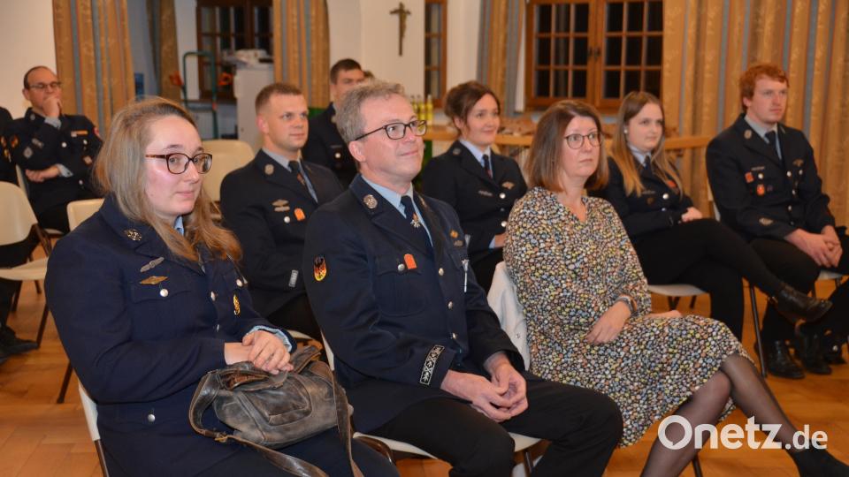 Verena Kunz und Peter Grosser (von links) wurden im großen Rathaussaal mit den Vereinsehrenzeichen in Silber und Gold ausgezeichnet. Zudem wurde Peter Grosser zum Ehrenvorsitzenden ernannt. Grossers Ehefrau Michaela (rechts) hielt ihrem Ehemann in all den Jahren den Rücken für dieses schwierige Amt frei. Bild: dob