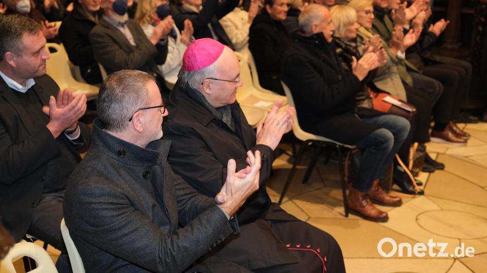 Beim ersten Großen Herbstkonzert nach zweijähriger Pause war auch Diözesanbischof Dr. Rudolf Voderholzer aus Regensburg (im Bild neben Stadtpfarrer Dr. Thomas Vogl) mit dabei. Bild: Klaus Schoefl/exb