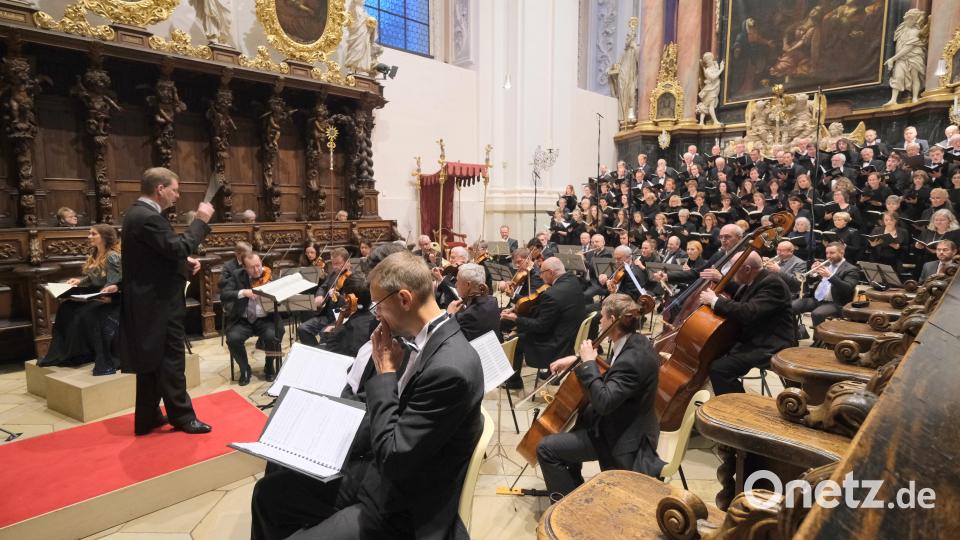 Die beiden Chöre aus Waldsassen und Blansko/CZ und das Orchester unter Leitung von Kirchenmusikdirektor Andreas Sagstetter beim Großen Herbstkonzert vor dem Hochaltar in der Basilika. Bild: Klaus Schoefl/exb