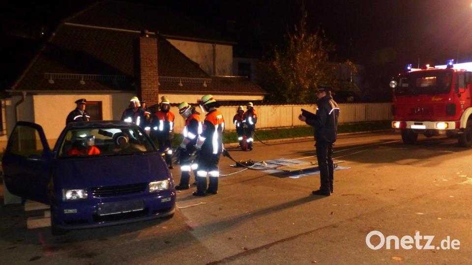 Übung für die Technische Hilfeleistung: Verkehrsunfall mit der Bergung einer verletzten Person- die Gruppe aus Pfaffenhofen im Einsatz Bild: jp